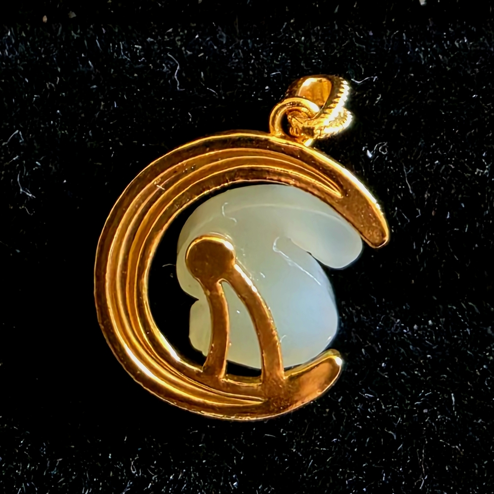 🪷18k Jade Rabbit Pendant - Picture 2 of 3